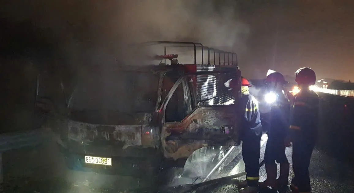 Xe tải bốc cháy dữ dội trên cao tốc Phan Thiết – Dầu Giây