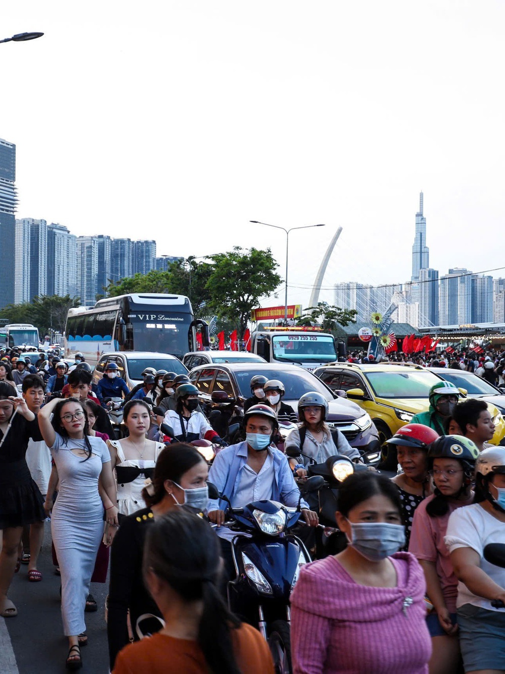 TP. Hồ Chí Minh làm 2 cầu vượt cho người đi bộ 'thoát ải' vượt đường Tôn Đức Thắng