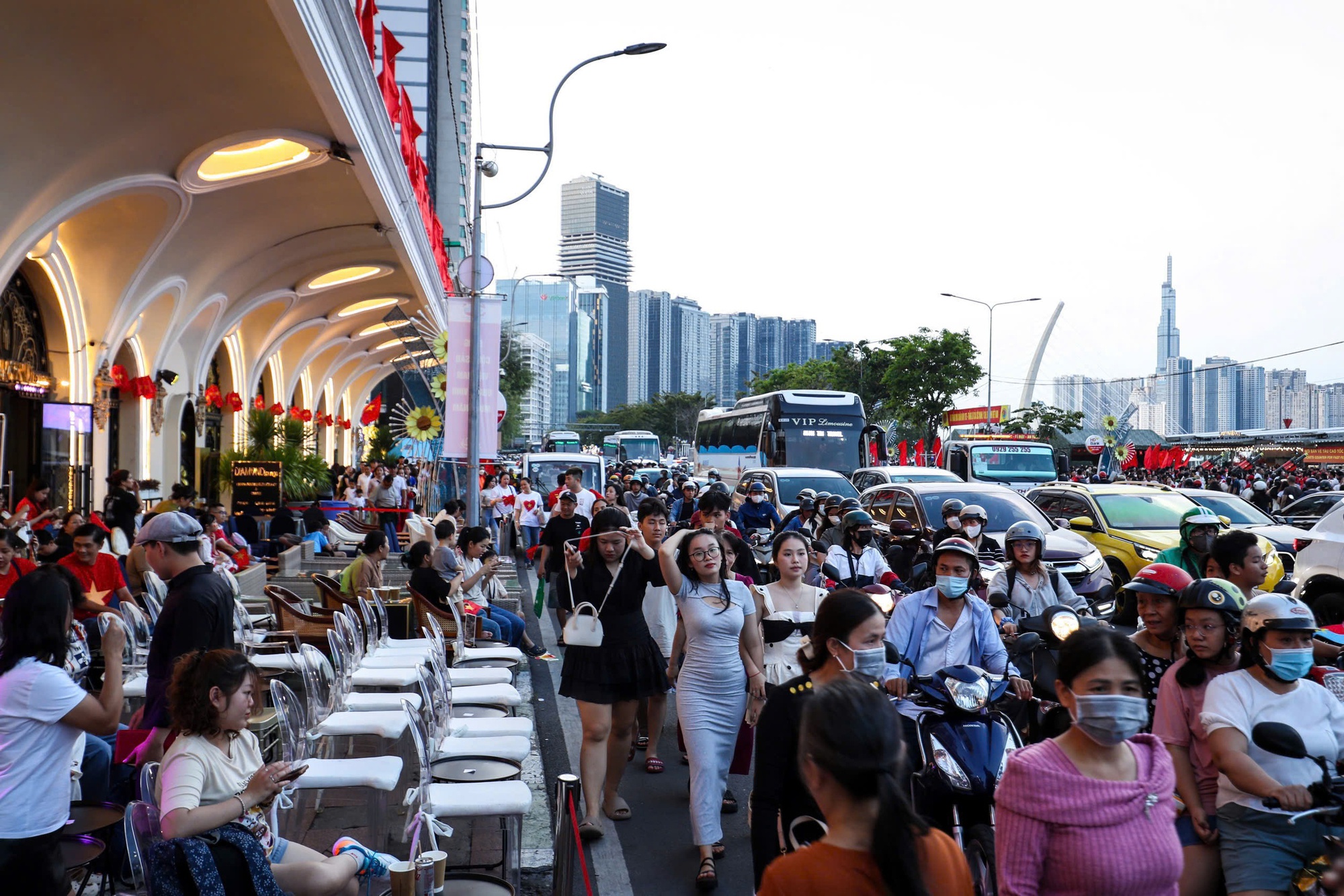 TP.HCM làm 2 cầu vượt cho người đi bộ 'thoát ải' vượt đường Tôn Đức Thắng- Ảnh 2.