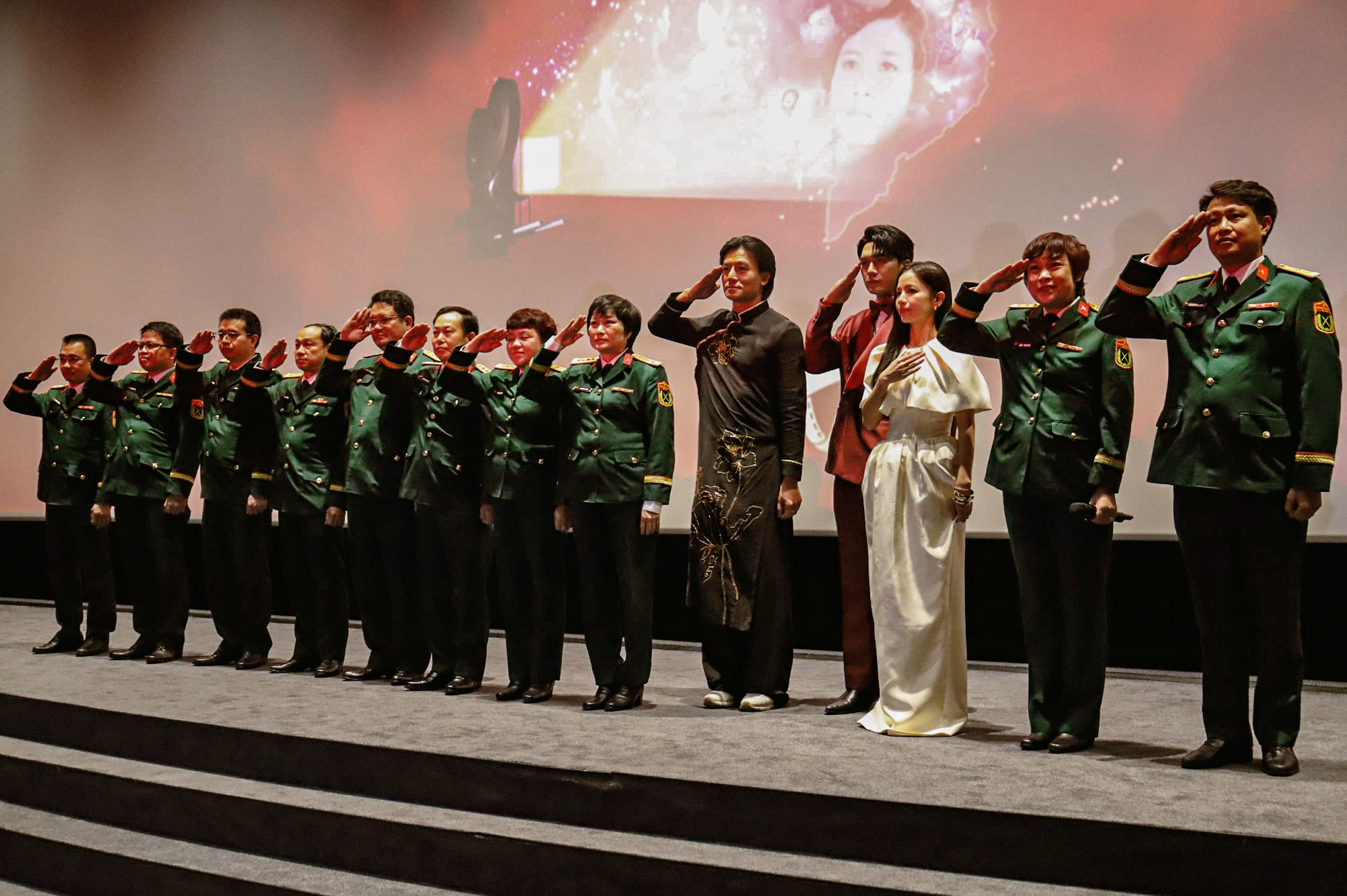 'Mưa đỏ' gây xúc động khi trình chiếu tại Pháp- Ảnh 1. 'Mưa đỏ' gây xúc động khi trình chiếu tại Pháp- Ảnh 1.