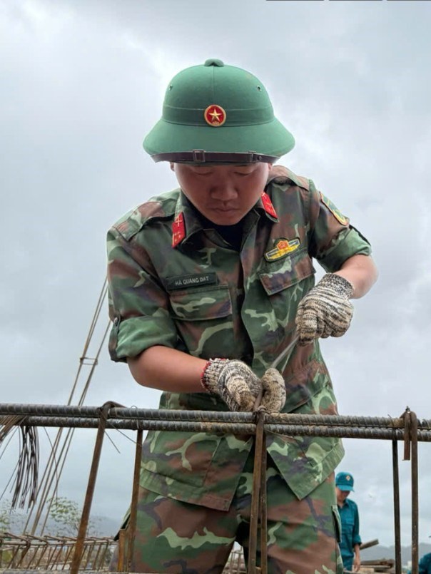 Chiến sĩ “sao vuông” xây nhà giúp dân vùng lũ