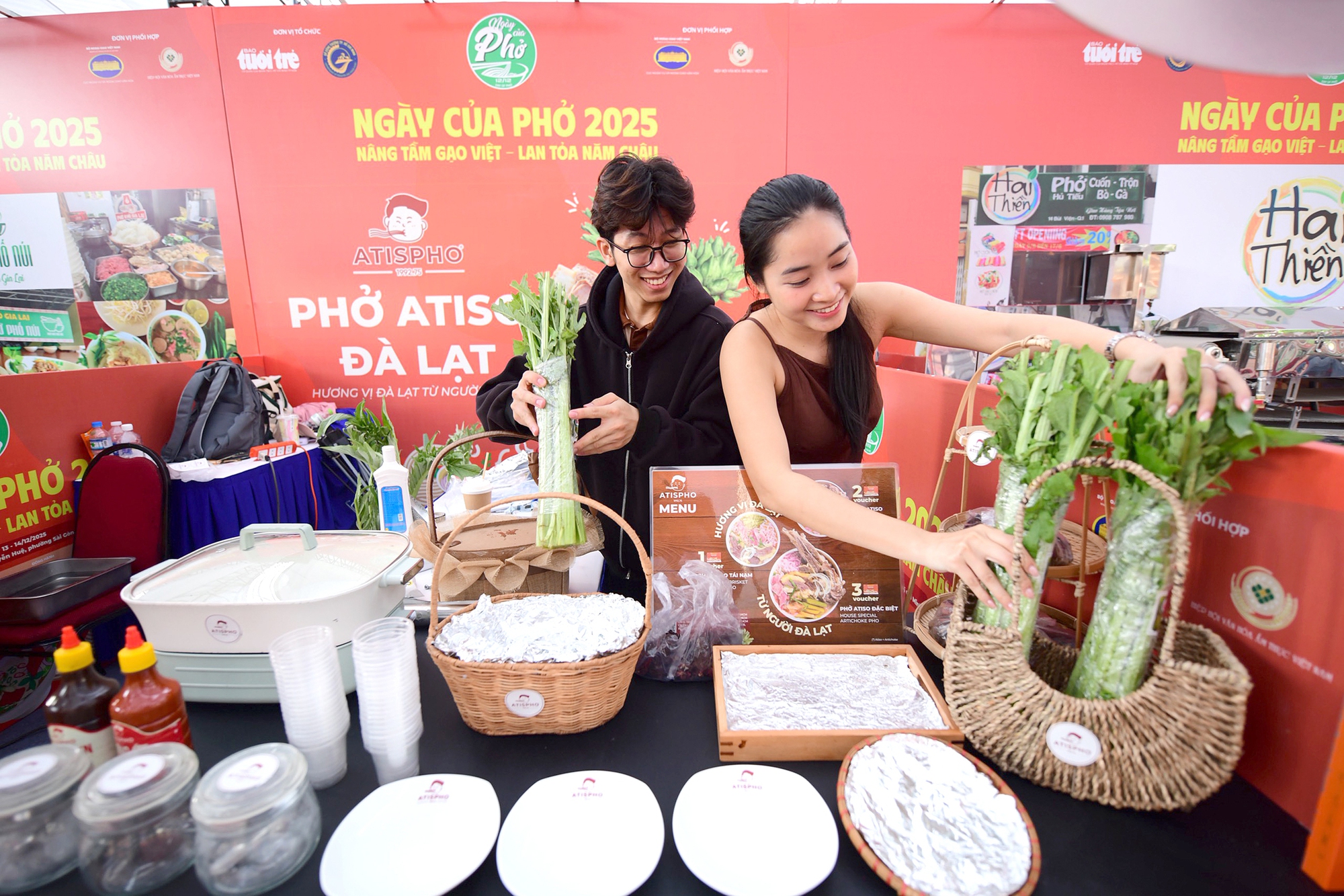 Hôm nay (13/12), phở các vùng miền hội tụ trong lễ hội Ngày của Phở ở TP. Hồ Chí Minh- Ảnh 3. Hôm nay (13/12), phở các vùng miền hội tụ trong lễ hội Ngày của Phở ở TP. Hồ Chí Minh- Ảnh 3.