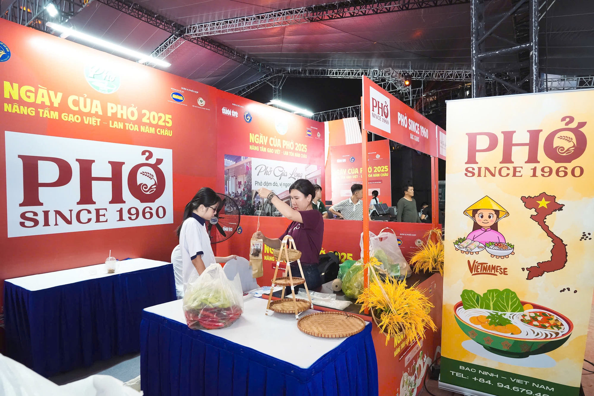 Hôm nay (13/12), phở các vùng miền hội tụ trong lễ hội Ngày của Phở ở TP. Hồ Chí Minh- Ảnh 6. Hôm nay (13/12), phở các vùng miền hội tụ trong lễ hội Ngày của Phở ở TP. Hồ Chí Minh- Ảnh 6.