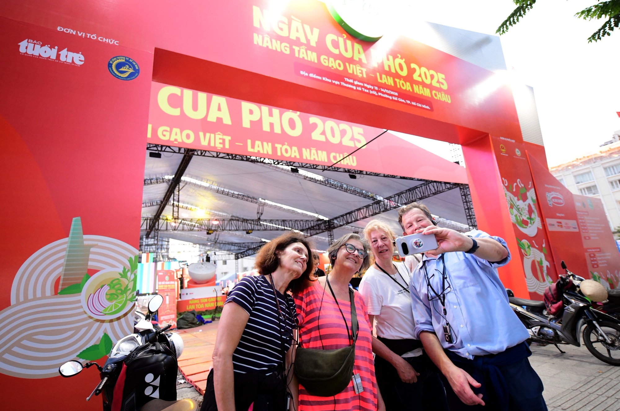 Hôm nay (13/12), phở các vùng miền hội tụ trong lễ hội Ngày của Phở ở TP. Hồ Chí Minh- Ảnh 1. Hôm nay (13/12), phở các vùng miền hội tụ trong lễ hội Ngày của Phở ở TP. Hồ Chí Minh- Ảnh 1.