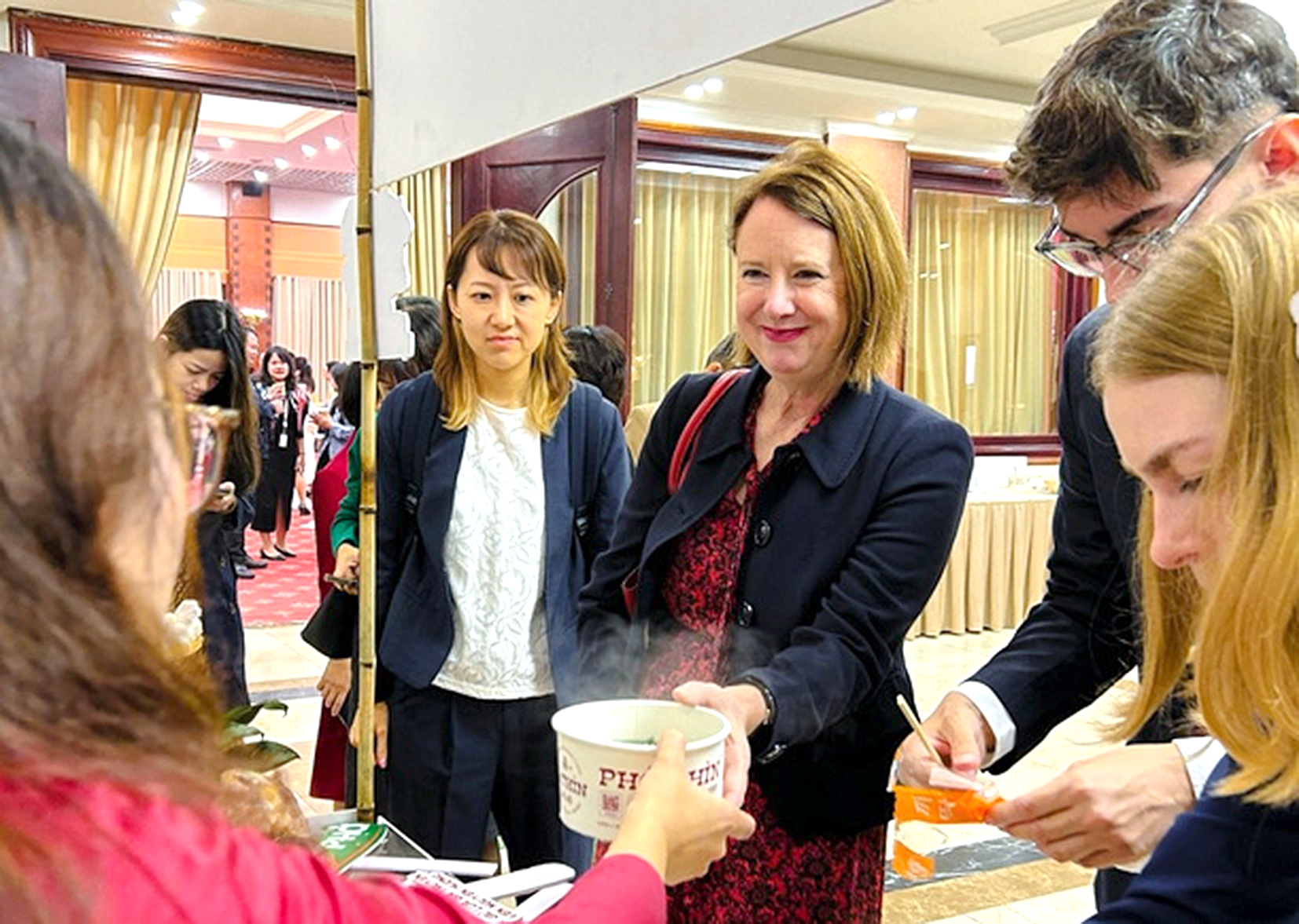 Hôm nay (13/12), phở các vùng miền hội tụ trong lễ hội Ngày của Phở ở TP. Hồ Chí Minh- Ảnh 5. Hôm nay (13/12), phở các vùng miền hội tụ trong lễ hội Ngày của Phở ở TP. Hồ Chí Minh- Ảnh 5.