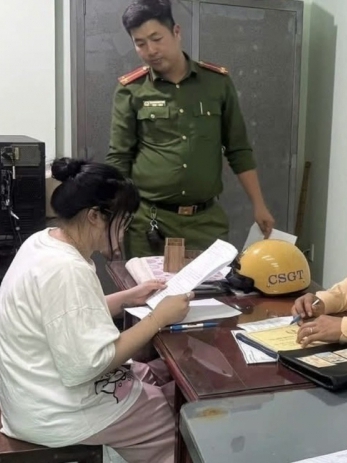 TP. Hồ Chí Minh: Tước bằng lái 23 tháng với cô gái buông hai tay khi lái xe