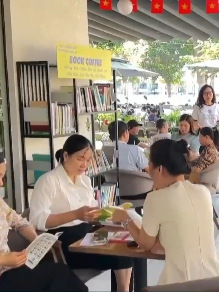 “Tủ sách cà phê”: Đưa sách đến gần hơn với đời sống người dân