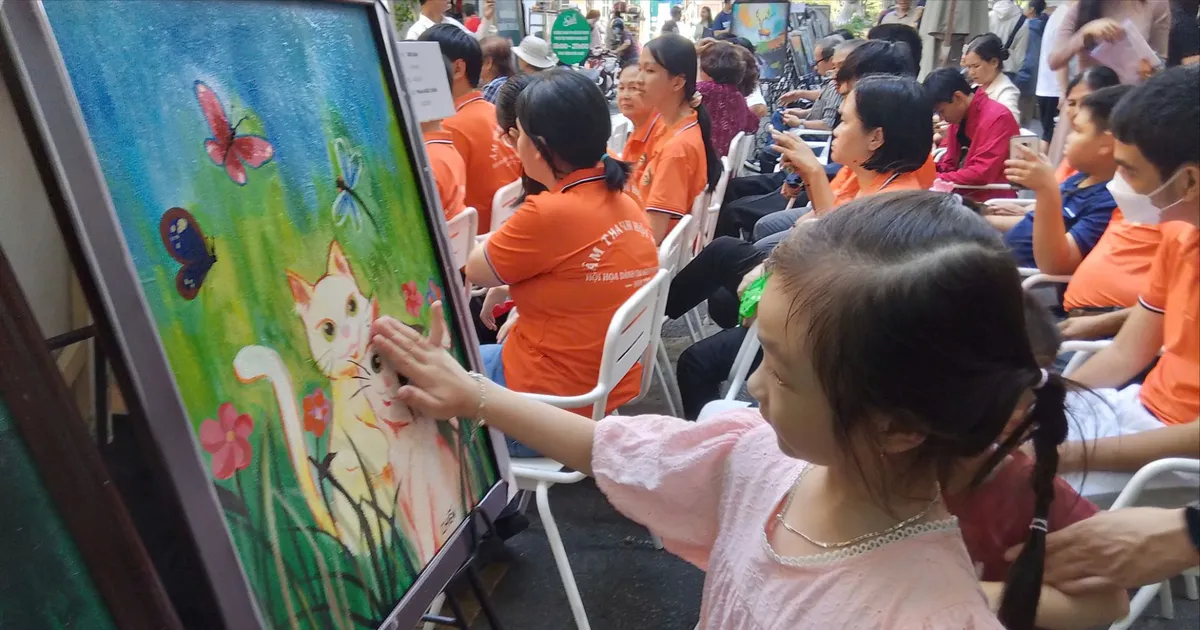 Triển lãm tranh của họa sĩ khuyết tật tại Đường sách TPHCM