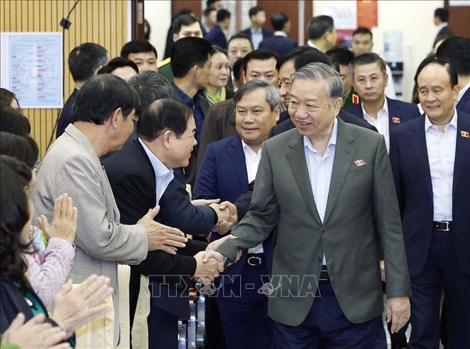 Tổng Bí thư Tô Lâm tiếp xúc cử tri Hà Nội sau Kỳ họp thứ 10, Quốc hội khóa XV- Ảnh 3. Tổng Bí thư Tô Lâm tiếp xúc cử tri Hà Nội sau Kỳ họp thứ 10, Quốc hội khóa XV- Ảnh 3.