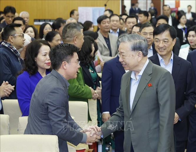 Tổng Bí thư Tô Lâm tiếp xúc cử tri Hà Nội sau Kỳ họp thứ 10, Quốc hội khóa XV- Ảnh 4. Tổng Bí thư Tô Lâm tiếp xúc cử tri Hà Nội sau Kỳ họp thứ 10, Quốc hội khóa XV- Ảnh 4.