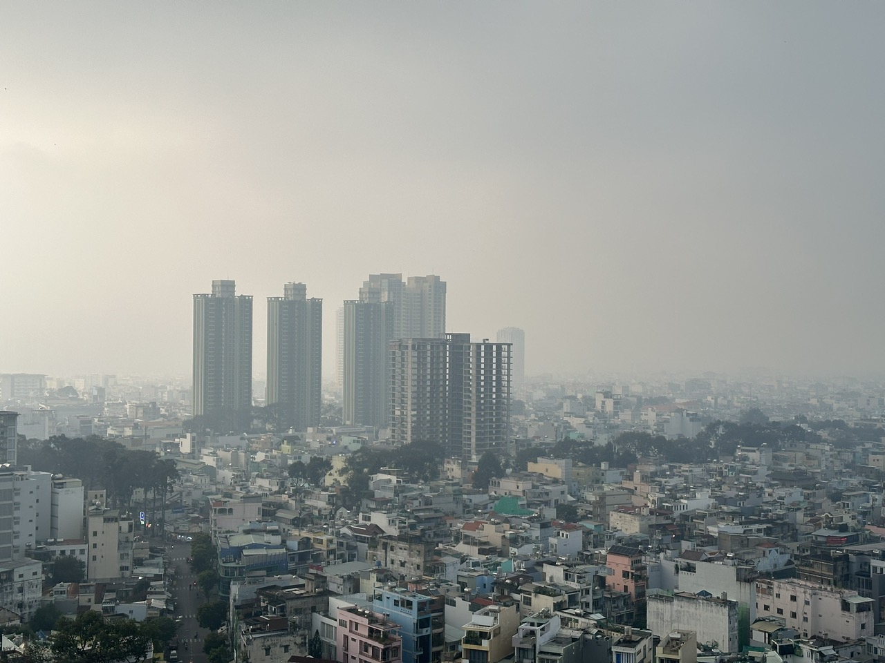 TP.HCM ô nhiễm không khí gia tăng, mưa trái mùa trở lại - Ảnh 1.