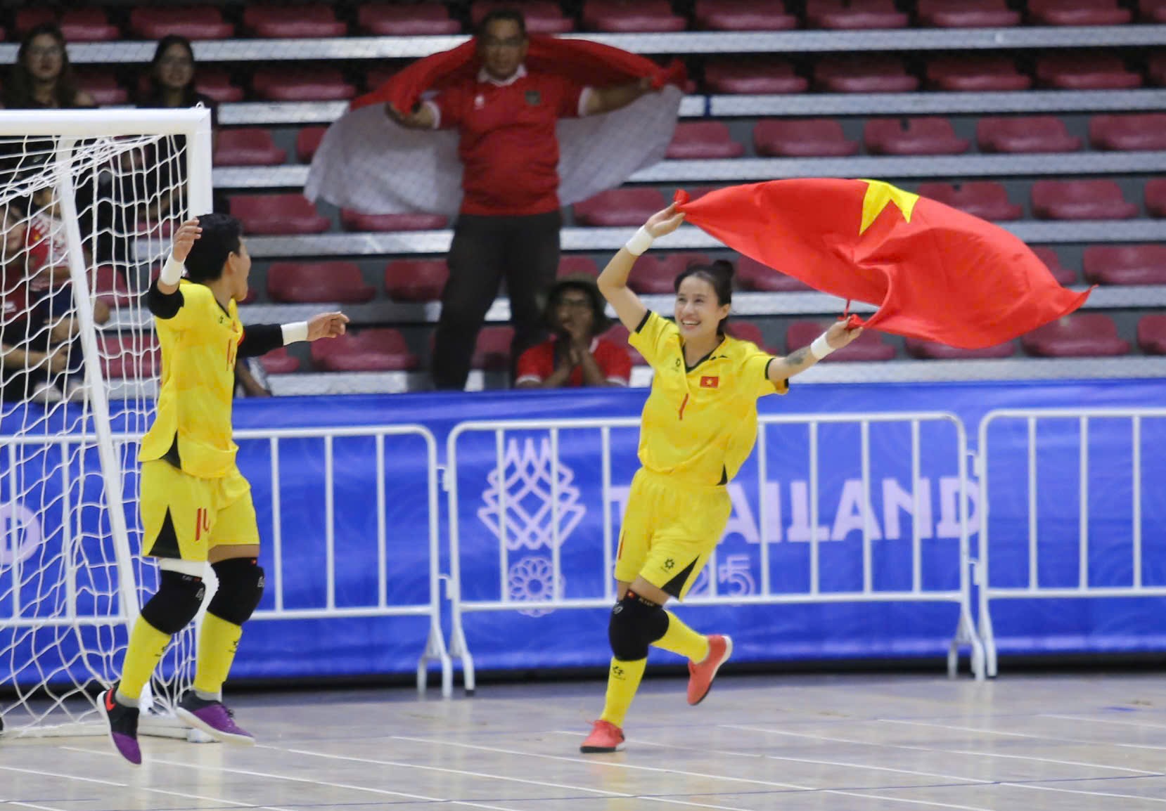 Futsal nữ Việt Nam hạ đẹp Indonesia, giành HCV SEA Games 33 - Ảnh 2.