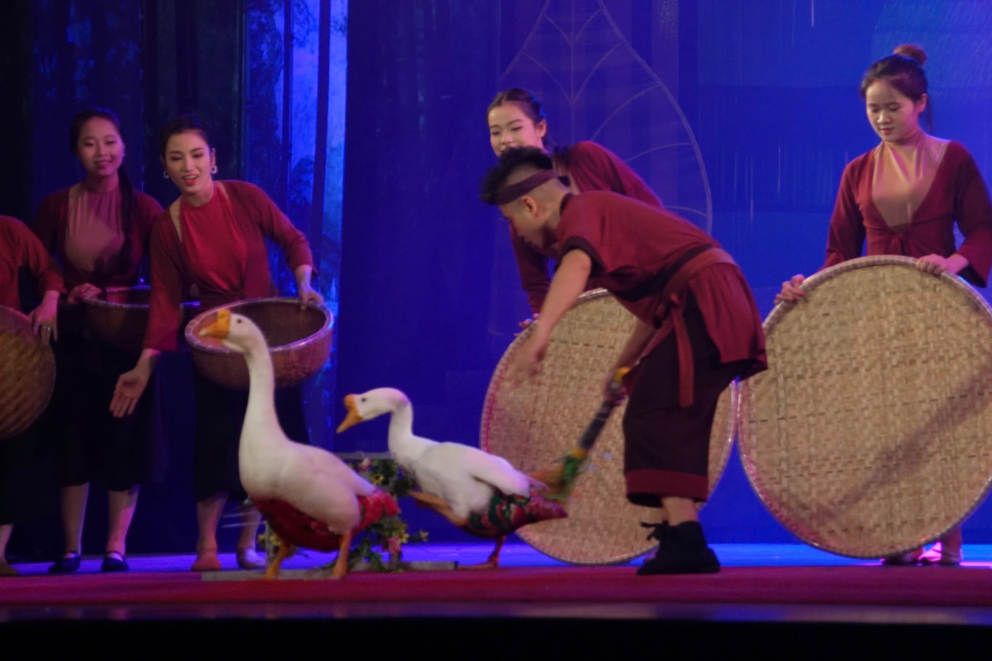 Đưa dê, khỉ, lợn, ngỗng làm xiếc trong vở diễn về Phật hoàng Trần Nhân Tông - Ảnh 2. Trần Nhân Tông - Ảnh 3.