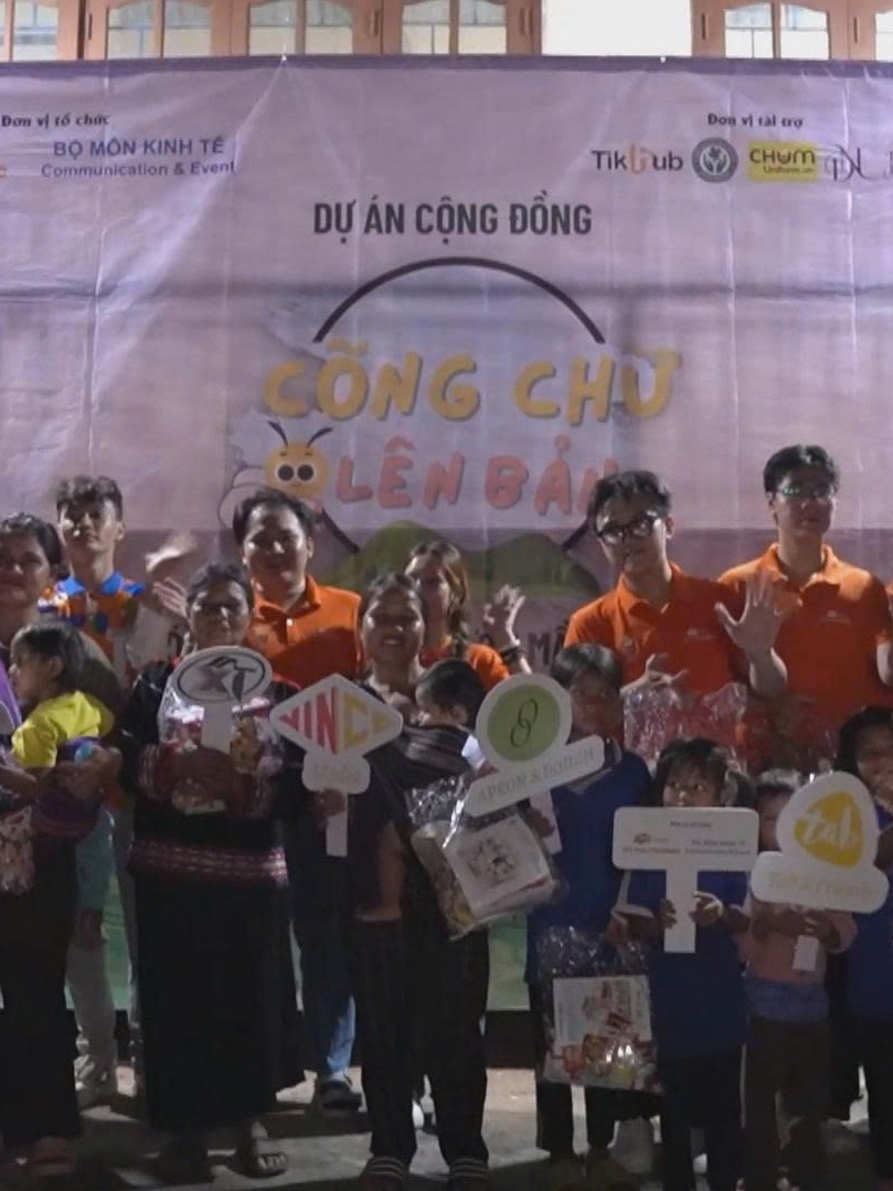 "Cõng chữ lên bản": Hành trình học cách sẻ chia của những người trẻ