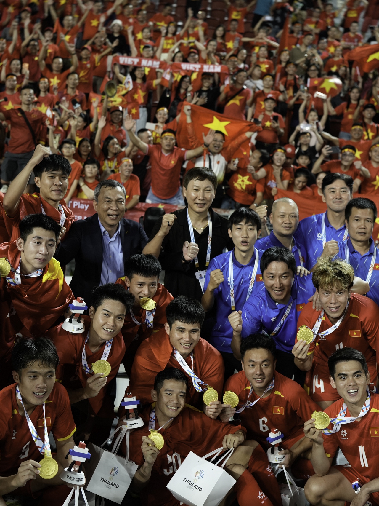 Thủ tướng gửi thư chúc mừng Đội tuyển bóng đá nam U22 và Đội tuyển nữ Futsal quốc gia Việt Nam