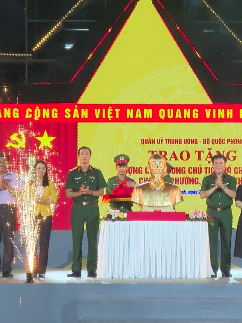 Trao tặng tượng chân dung Bác Hồ và biểu diễn nghệ thuật "Vì Nhân dân quên mình"