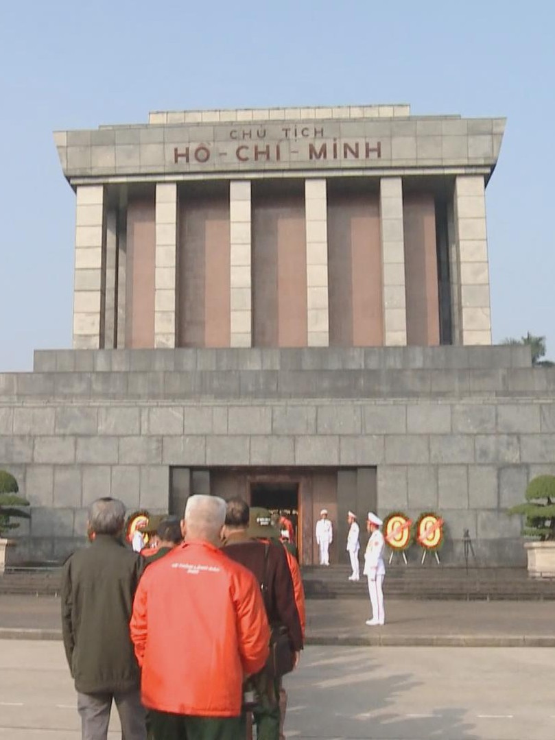 Đoàn đại biểu Người có công với cách mạng TP. Hồ Chí Minh viếng Lăng Bác