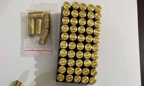 Công an tuần tra bắt vụ mua bán súng, truy xét mở rộng phát hiện thêm nhóm tội phạm ma túy - Ảnh 1.