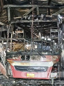 Cháy lớn tại gara ô-tô, hai xe khách bị thiêu rụi