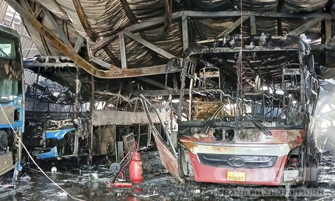 Cháy lớn tại ga-ra ô tô, hai xe khách bị thiêu rụi - Ảnh 3.