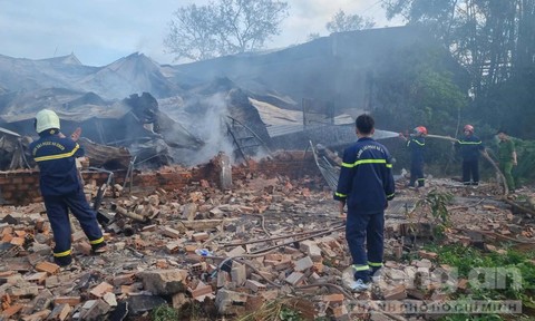 Cháy lớn tại ga-ra ô tô, hai xe khách bị thiêu rụi - Ảnh 1.