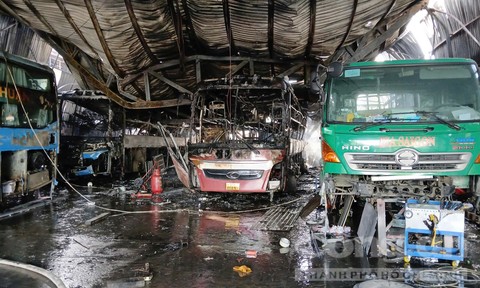 Cháy lớn tại ga-ra ô tô, hai xe khách bị thiêu rụi - Ảnh 2.