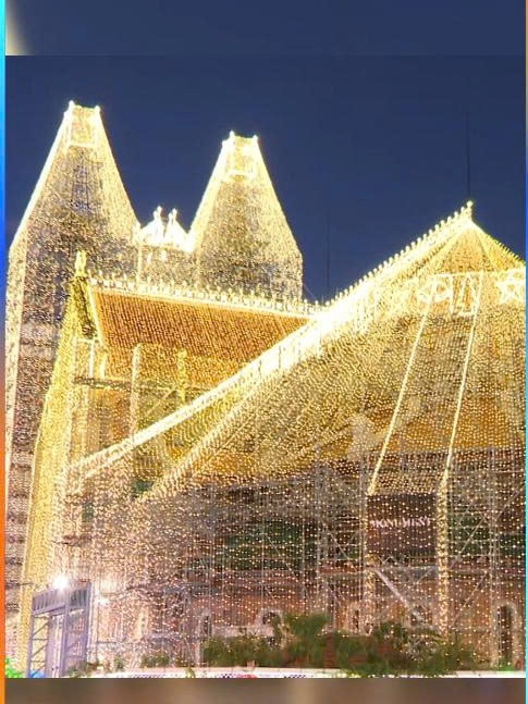 Nhà thờ Đức Bà “lên đèn” đón giới trẻ nhân dịp Giáng sinh