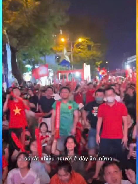 Cổ động viên vỡ òa cảm xúc sau trận chung kết bóng đá nam SEA Games 33