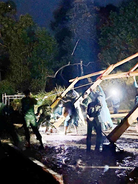 Tái thiết vùng rốn lũ: Xuyên đêm dựng lại nhà cho người dân vùng biên