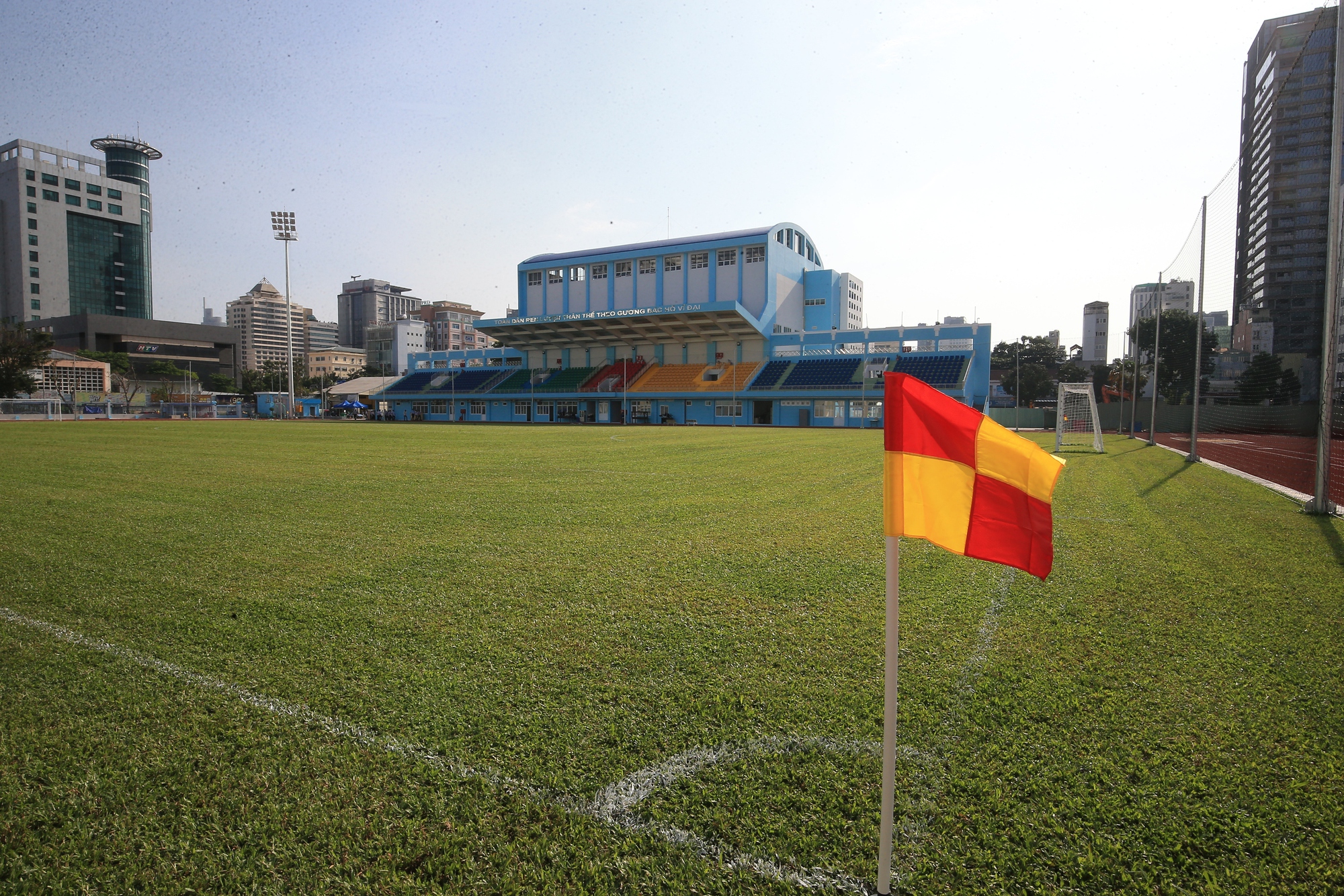 Sân Hoa Lư rực rỡ diện mạo mới, mở cửa cho người dân tập giờ nào?- Ảnh 1.