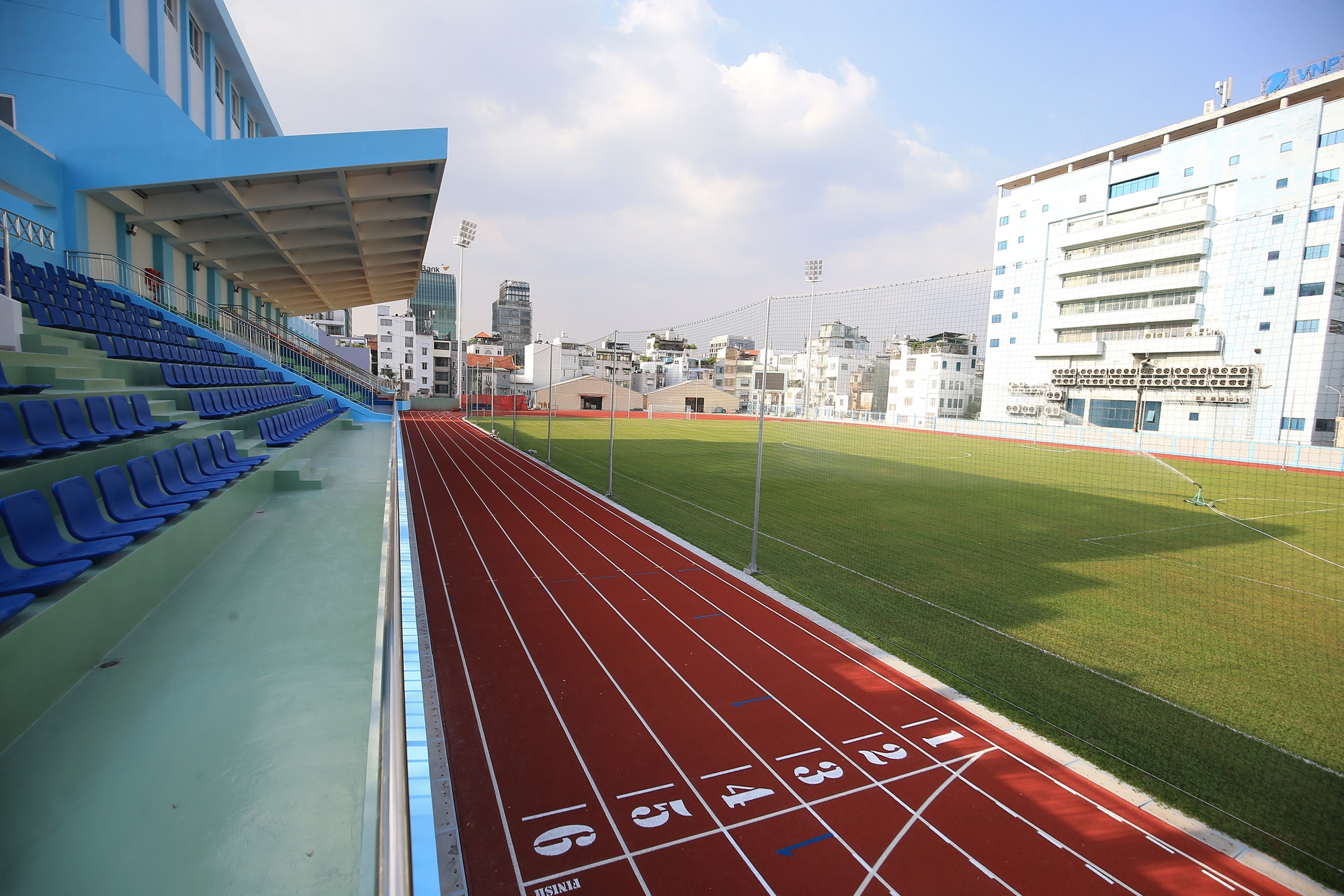 Sân Hoa Lư rực rỡ diện mạo mới, mở cửa cho người dân tập giờ nào?- Ảnh 2.