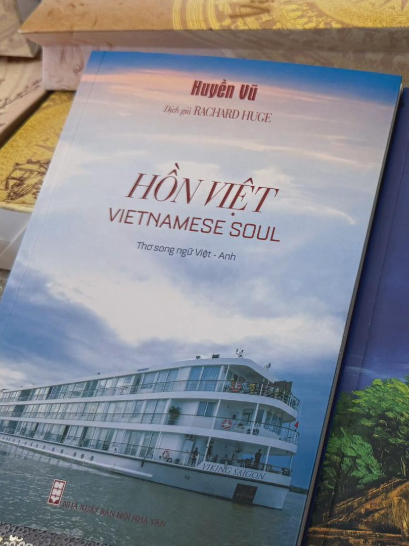 "Hồn Việt" - Hành trình thi ca mang tâm hồn trải dài theo chuyến tàu viễn dương