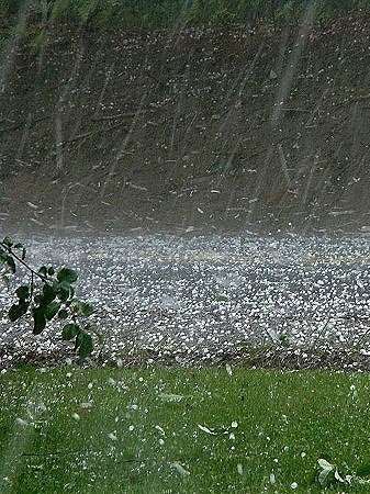 Mưa dông gia tăng ở Trung Bộ và Nam Bộ, cảnh báo lốc, sét, mưa đá, gió giật mạnh