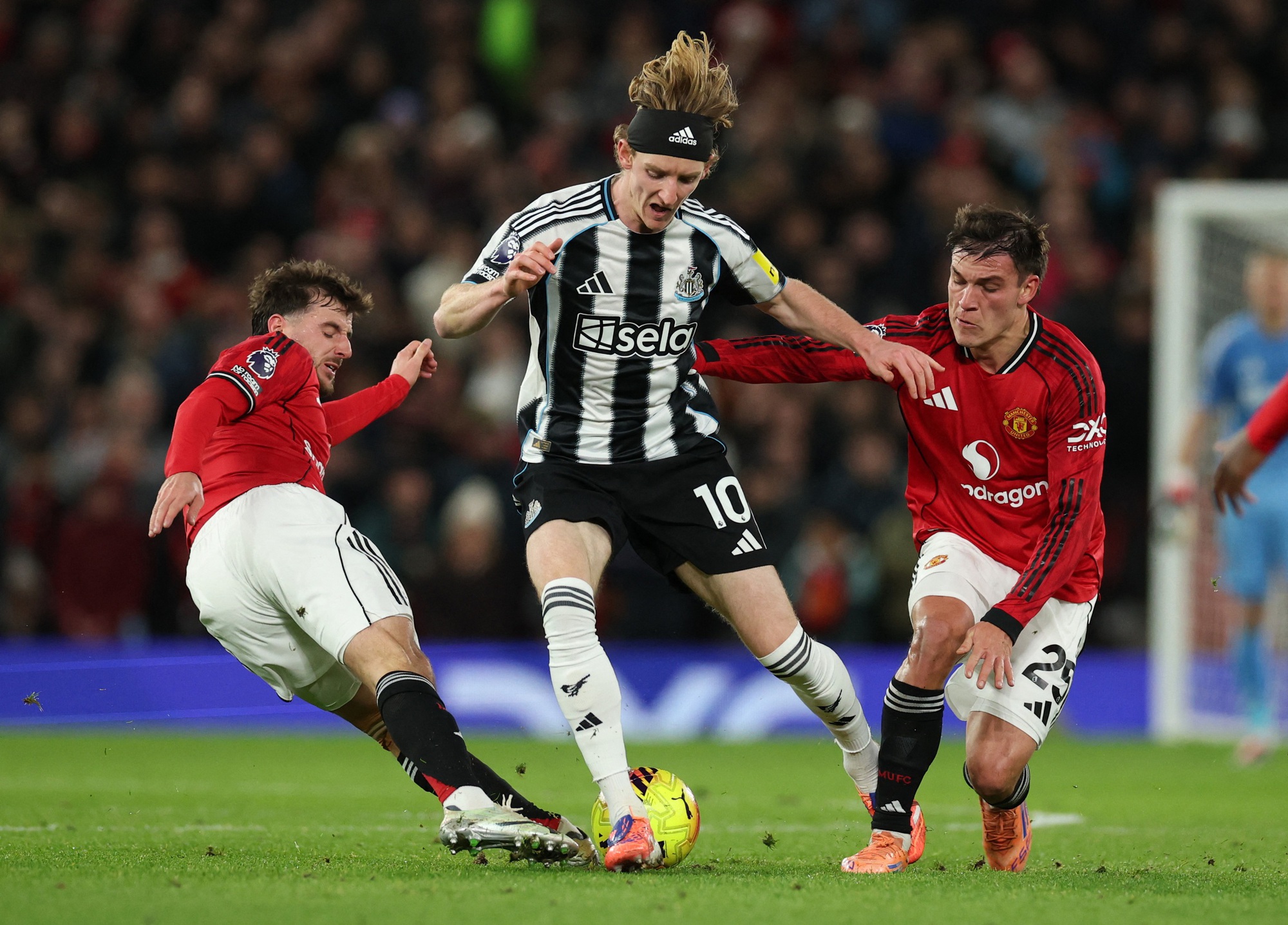 Man United đánh bại Newcastle nhờ bài ném biên - Ảnh 2.