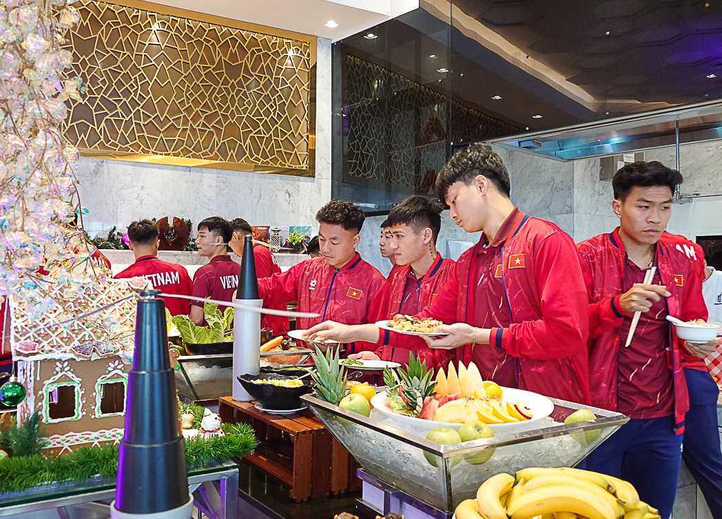 U23 Việt Nam đặt chân đến Qatar - Ảnh 1.