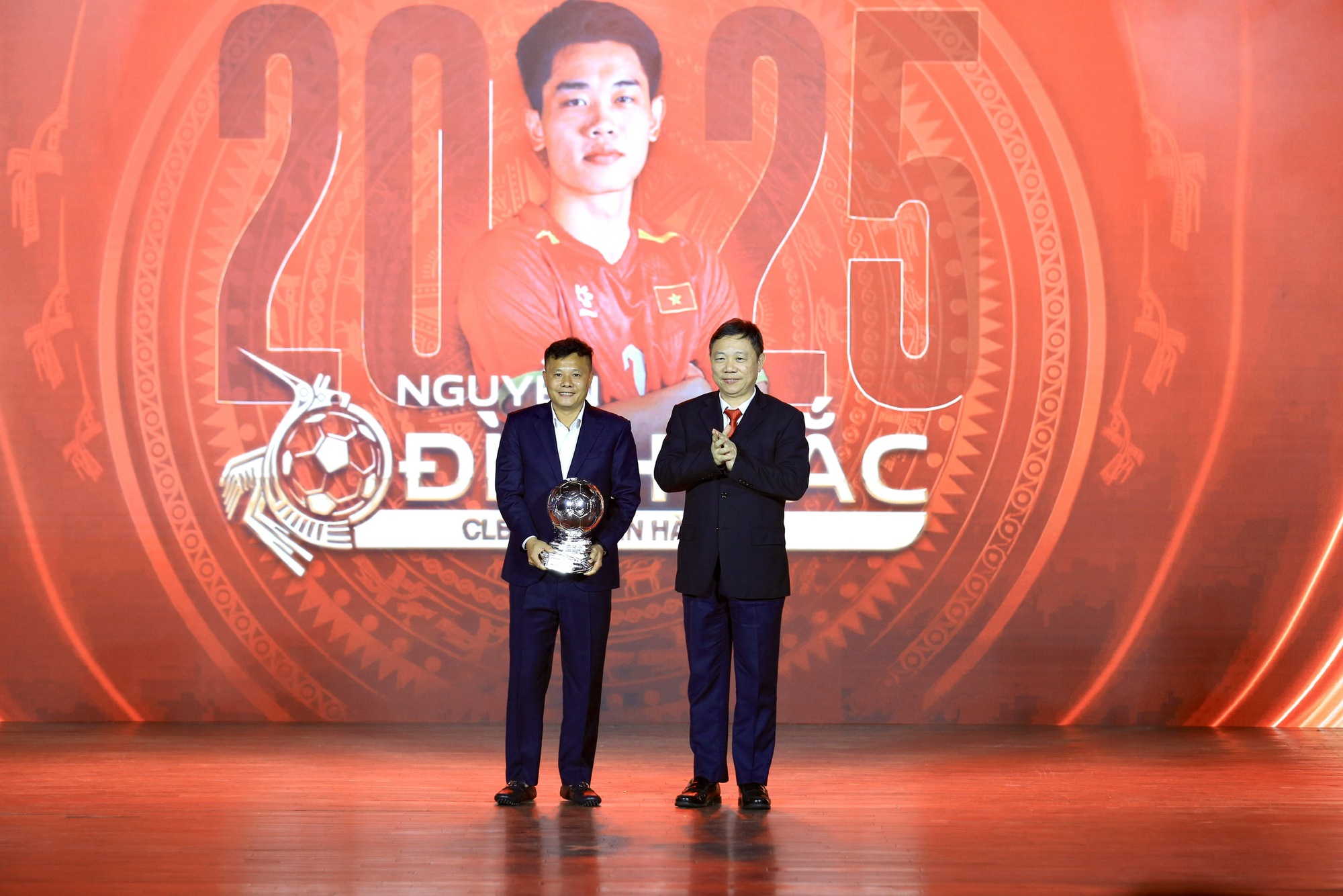 Hoàng Đức lập hat-trick Quả bóng vàng Việt Nam, Bích Thùy xúc động khi được vinh danh đặc biệt- Ảnh 3.