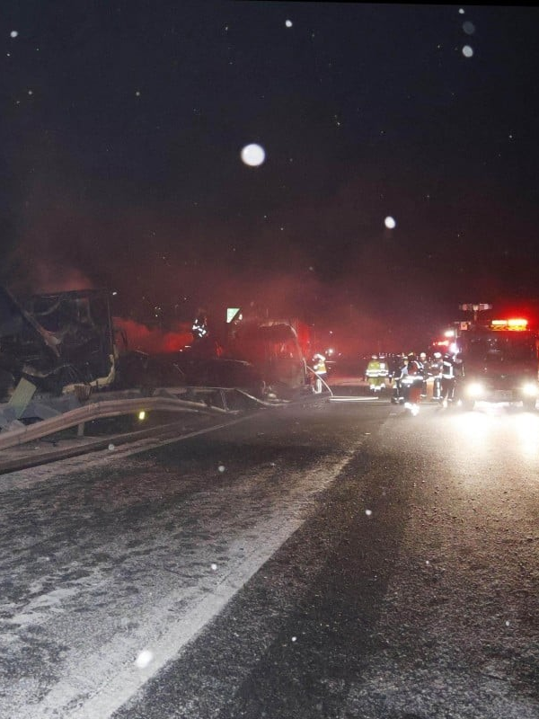 Nhật Bản: Tai nạn liên hoàn trên cao tốc trong đêm tuyết rơi