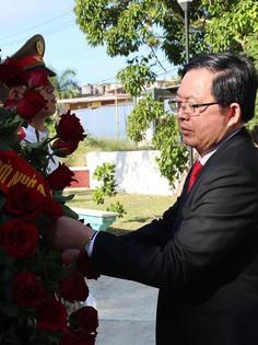 Phó Thủ tướng Hồ Quốc Dũng dâng hoa tưởng niệm Chủ tịch Hồ Chí Minh tại thủ đô La Habana