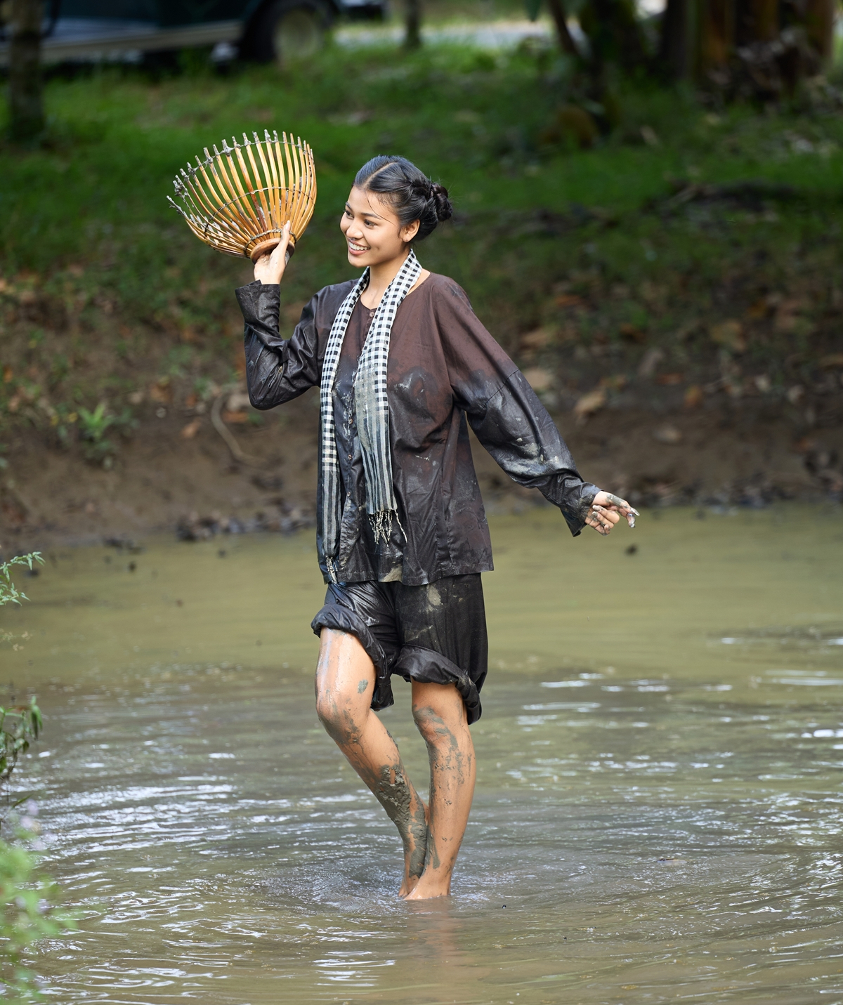 Người đẹp Miss Charm lội mương bắt cá, đổ bánh xèo, đi cầu khỉ - Ảnh 3. Miss Charm - Ảnh 3.
