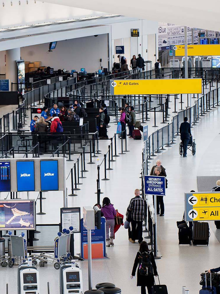 Mỹ tạm dừng toàn bộ hồ sơ xin nhập cư của công dân 19 quốc gia