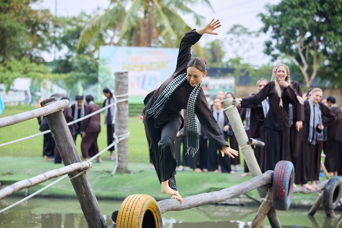 Người đẹp Miss Charm lội mương bắt cá, đổ bánh xèo, đi cầu khỉ - Ảnh 4. Miss Charm - Ảnh 4.