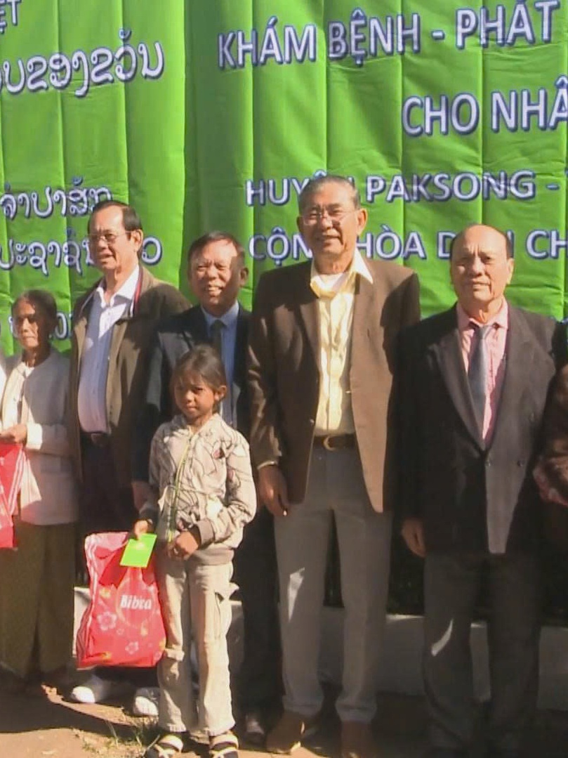 Đoàn bác sĩ Việt Nam khám bệnh, trao quà cho người dân khó khăn tại Chămpasak