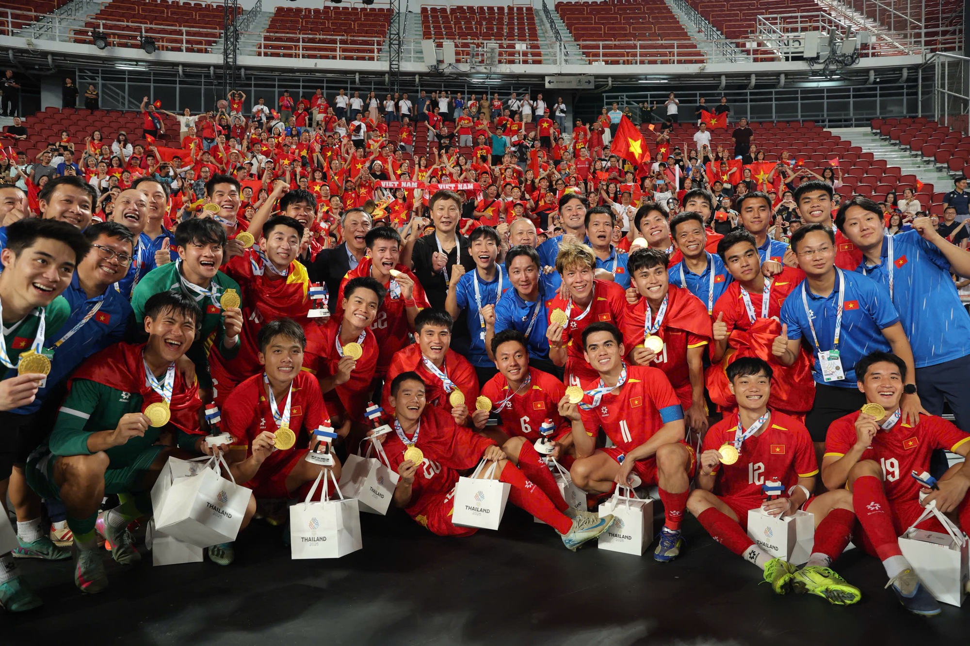 Nóng: Trịnh Thu Vinh tốp 1 VĐV tiêu biểu toàn quốc 2025, HLV Kim Sang-sik và U22 Việt Nam được vinh danh - Ảnh 7.