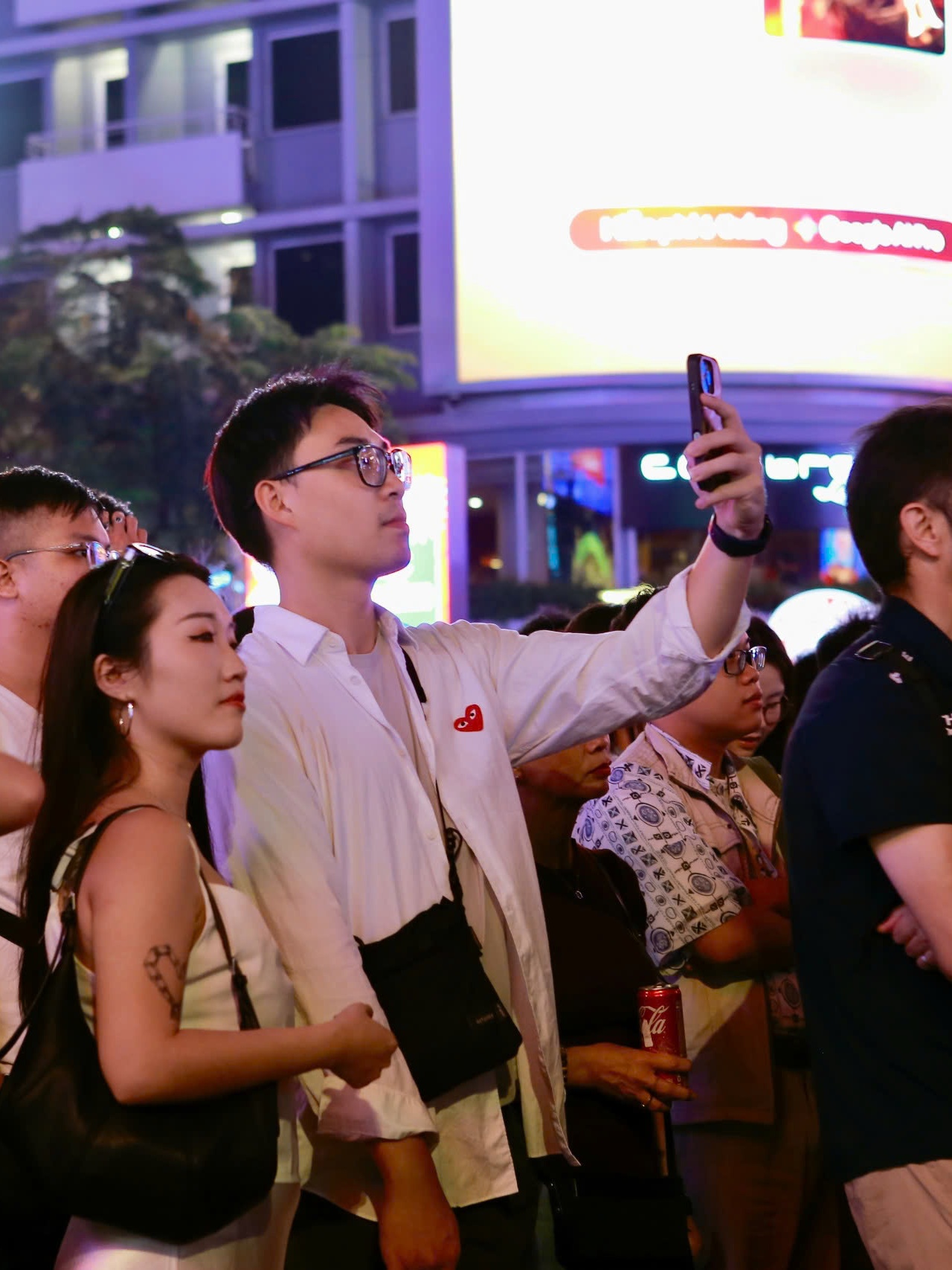 Ngày cuối cùng của năm 2025, người dân đổ về trung tâm Thành phố Hồ Chí Minh chờ pháo hoa giao thừa