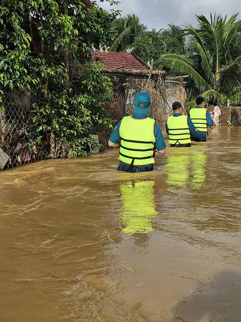 Cảnh báo lũ trên sông Cái Nha Trang, nhiều nhà dân lại ngập