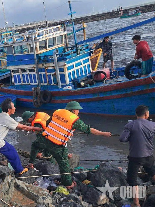 Lũ sông Liên Hương (Lâm Đồng) lên cao, khoảng 30 phương tiện của ngư dân bị chìm và trôi ra biển