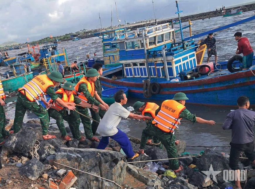 Lũ sông Liên Hương (Lâm Đồng) lên cao, khoảng 30 phương tiện của ngư dân bị chìm và trôi ra biển - Ảnh 1.