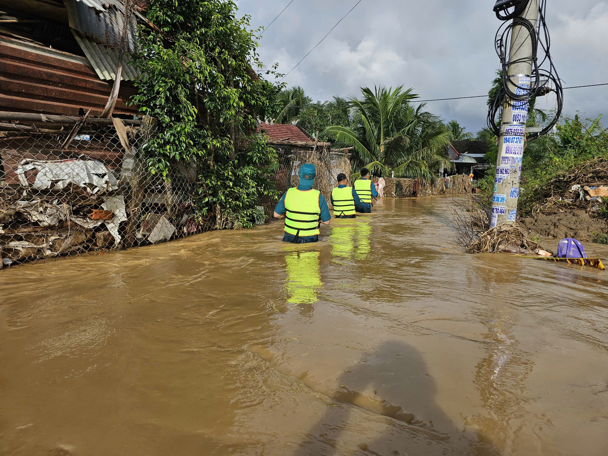 Cảnh báo lũ trên sông Cái Nha Trang, nhiều nhà dân lại ngập- Ảnh 1.