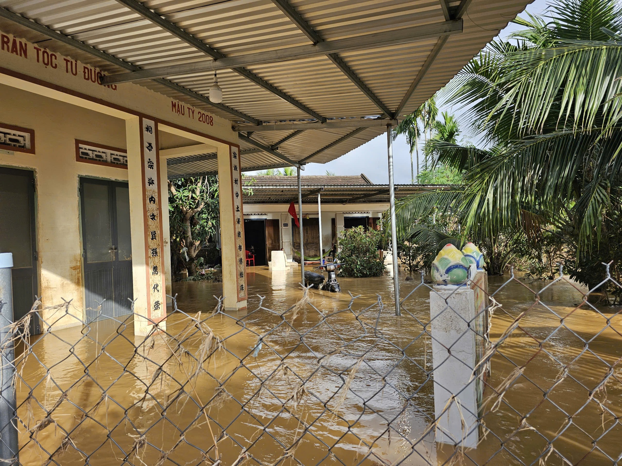 Cảnh báo lũ trên sông Cái Nha Trang, nhiều nhà dân lại ngập- Ảnh 2.