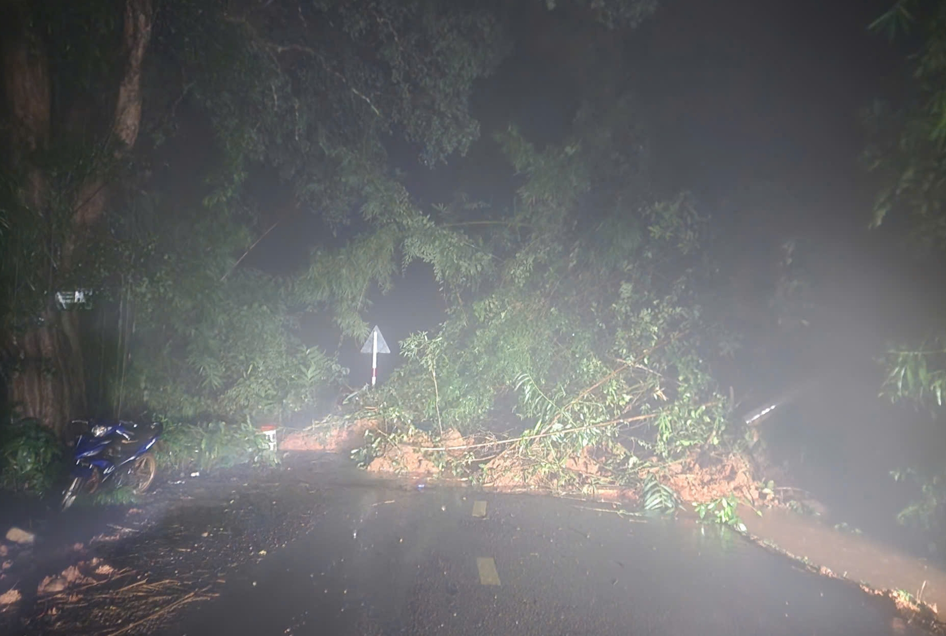 Đèo Gia Bắc sạt lở, 20 xe mắc kẹt trên đèo- Ảnh 1.